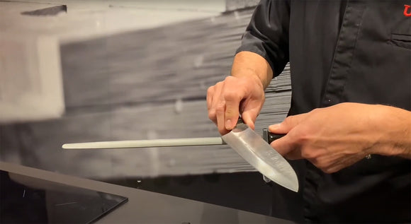 Cómo afilar cuchillos con chaira: técnicas y consejos esenciales